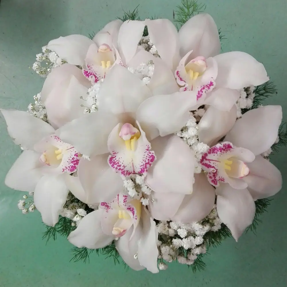 Composizione di orchidee bianche e rosa