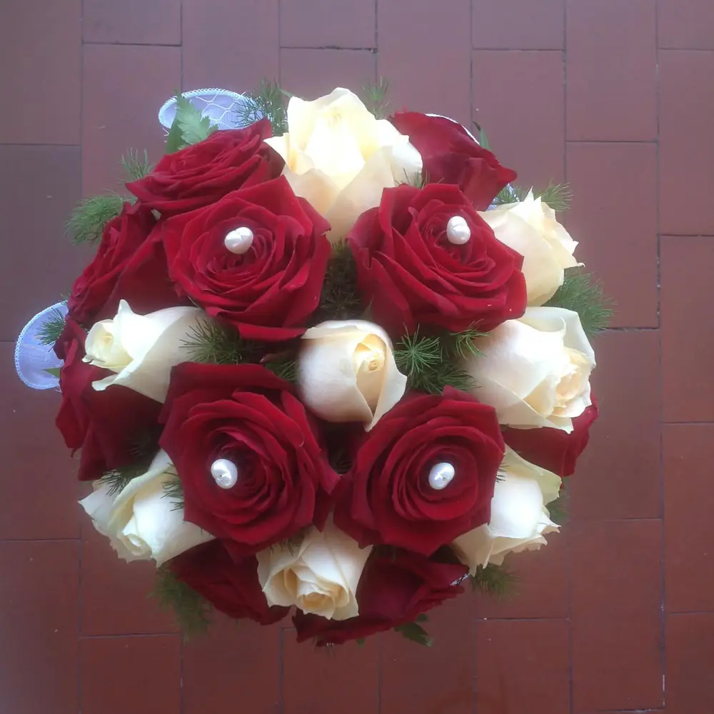 Bouquet di rose rosse e bianche con perle
