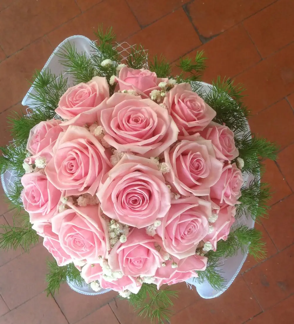 Mazzo di rose rosa con gypsophila preparato da Claudio