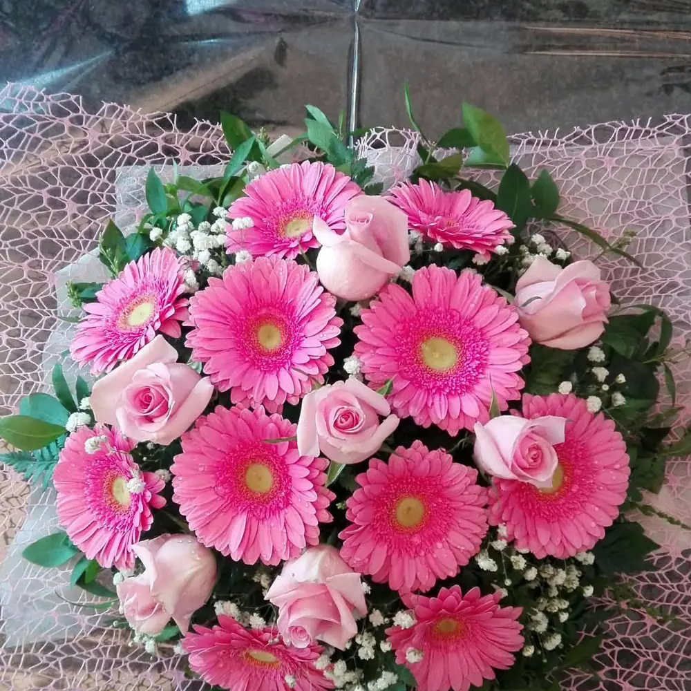 Composizione di gerbere rosa