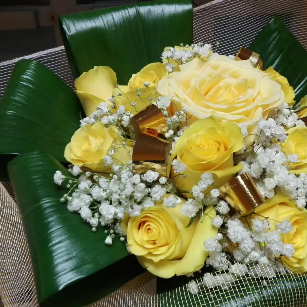 Mazzo di rose gialle con foglie verdi